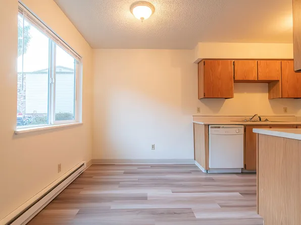 2232 SE Pine St - Units #3 & #6: Get 1 Month Free!