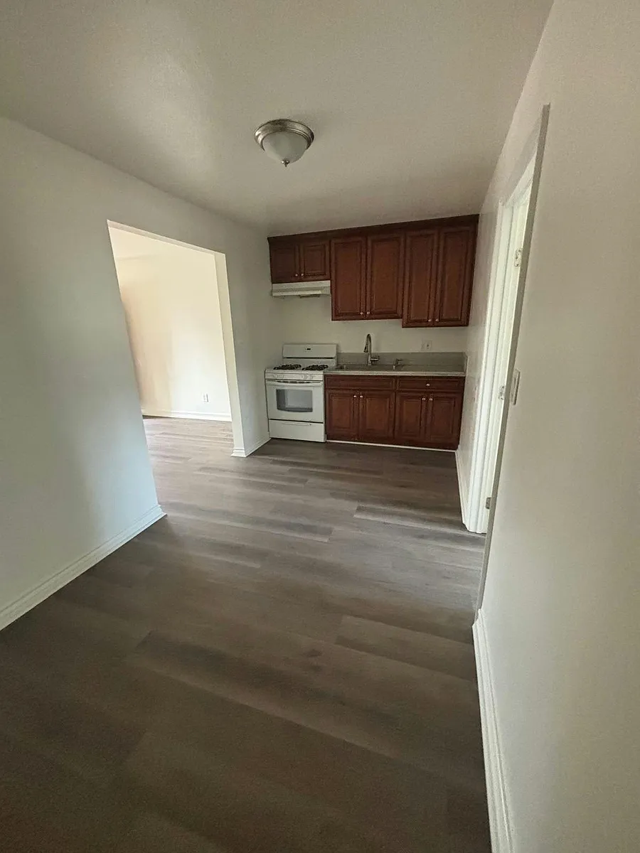 Building Photo - 12738 Oak St #6