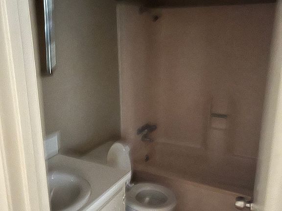 3rd image of 2211 Jennifer Dr APT 4