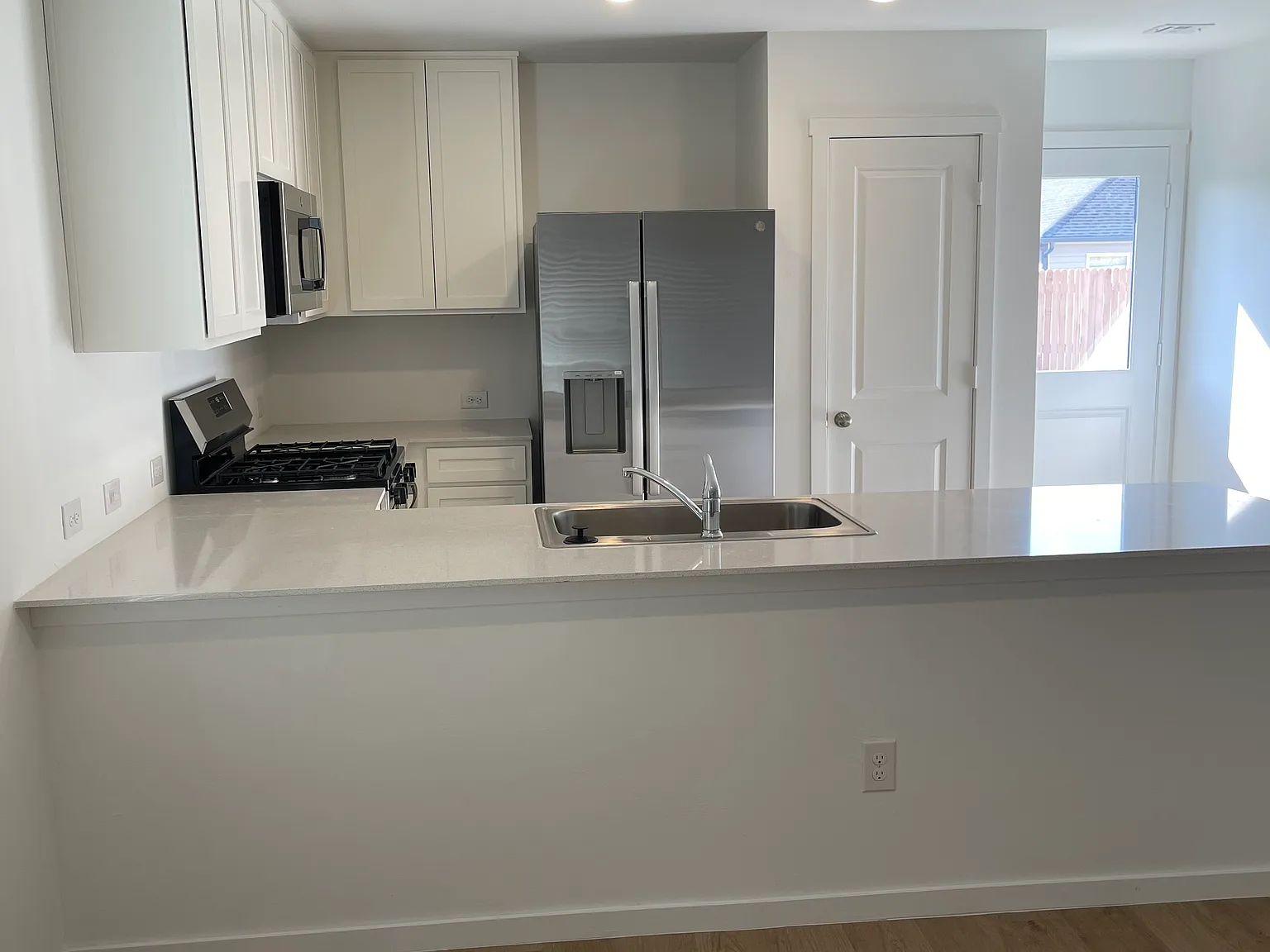 3 bed, 1411 sqft, $1,875 — Photo 2