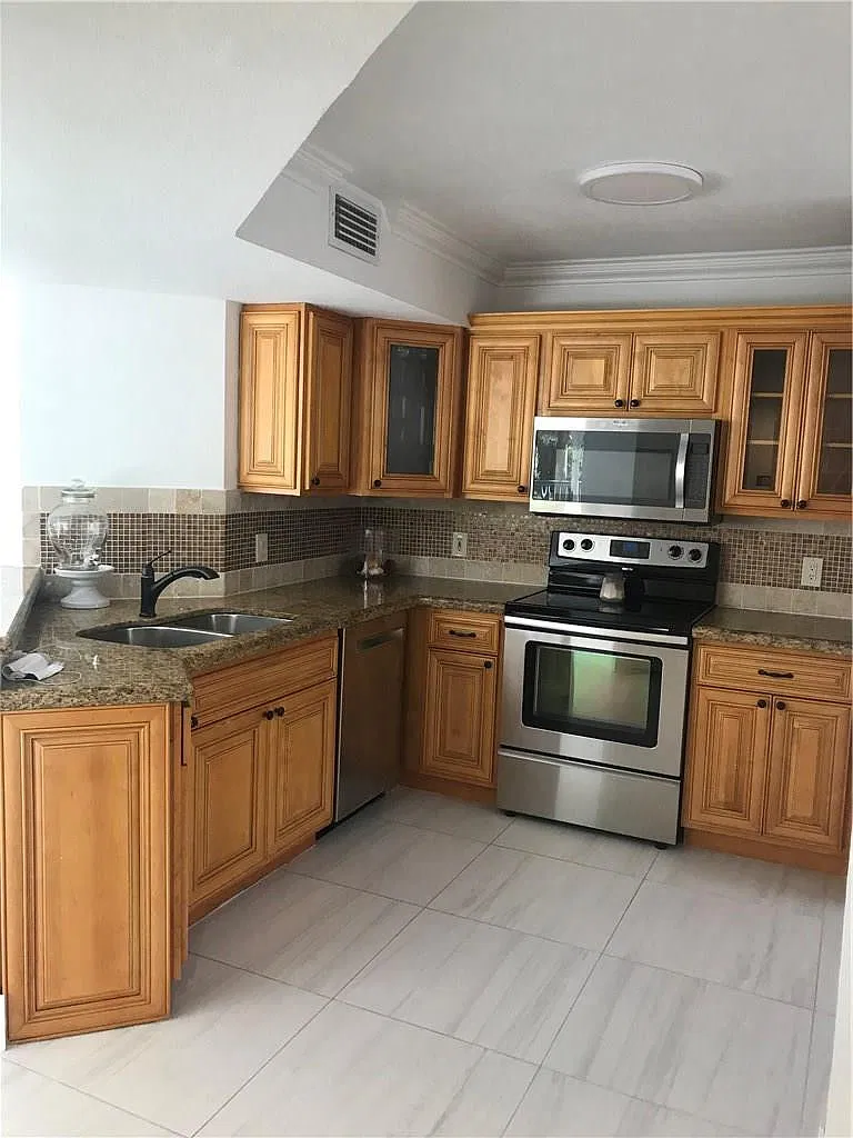 3 bed, 2.0 bath, 1166 sqft, $2,500 — Photo 3