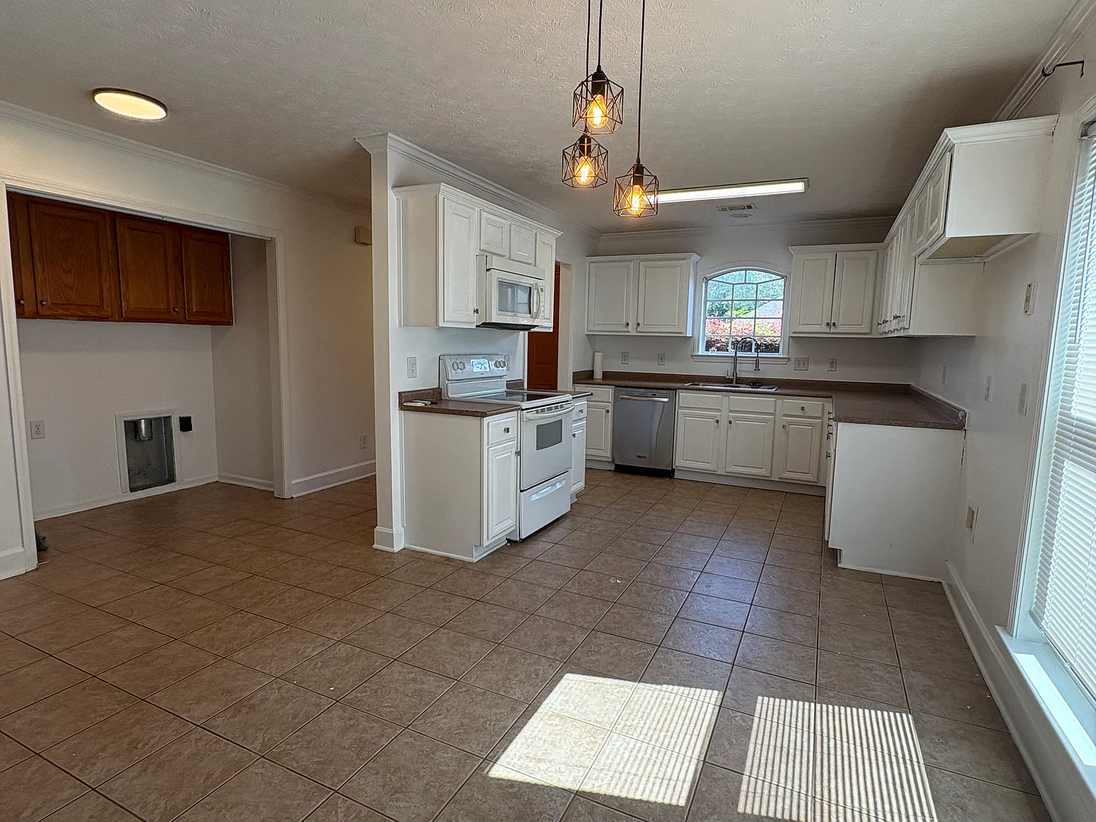 143 Ridgeview Dr — Photo 3