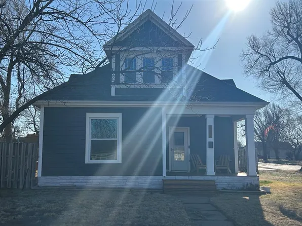 402 N Main St, Hoisington, KS 67544