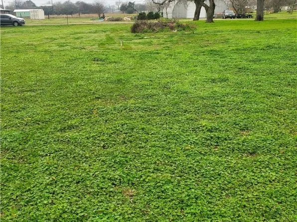 304 W Oakland Ave, Seadrift, TX 77983