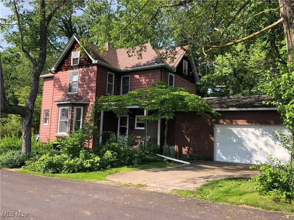 305 Adolphus St, Chester, WV 26034