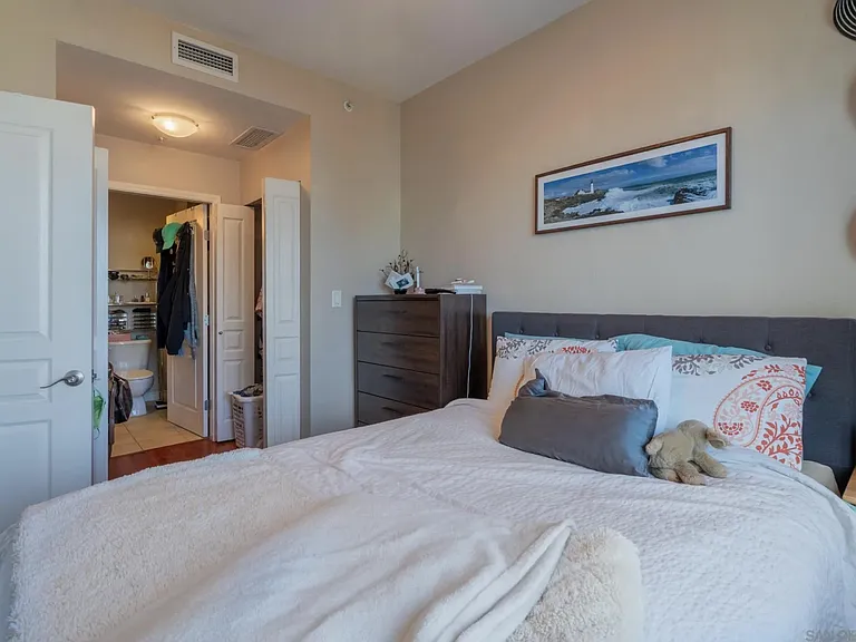 300 W Beech St #1601 — Photo 17