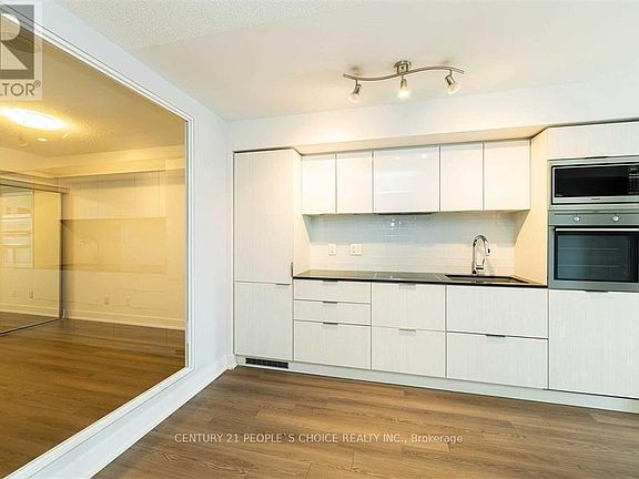 2nd image of 318 Richmond St W #715