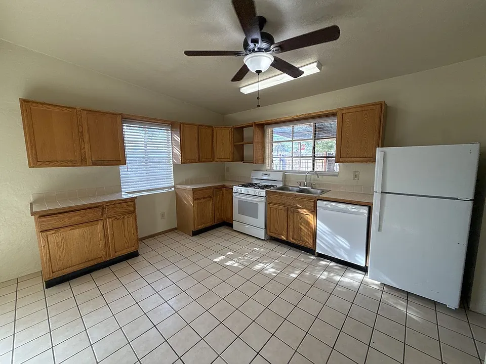 4443 S 4th Avenue 202 E