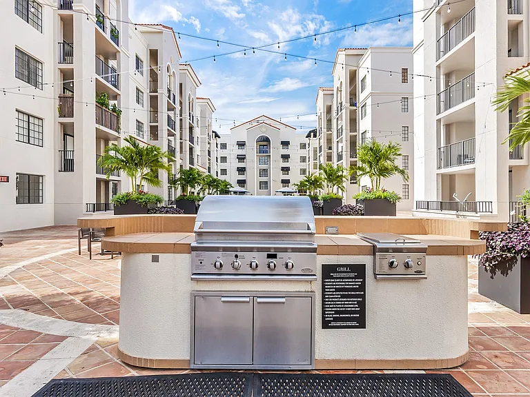 Gables Grand Plaza Apartments — Photo 9