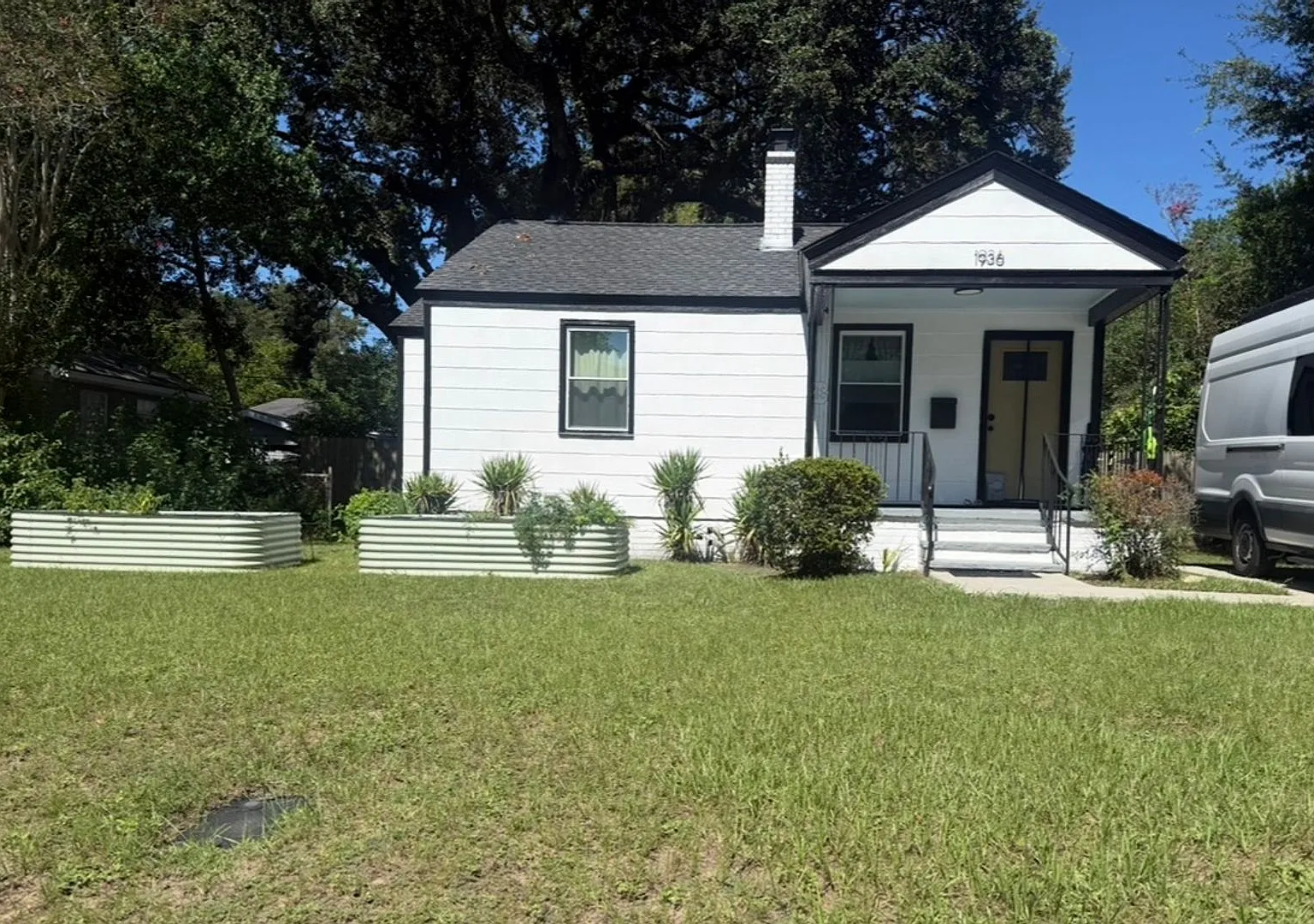 Charming (frunished) 2BR Savannah Bungalow with Fenced Yard — Photo 1
