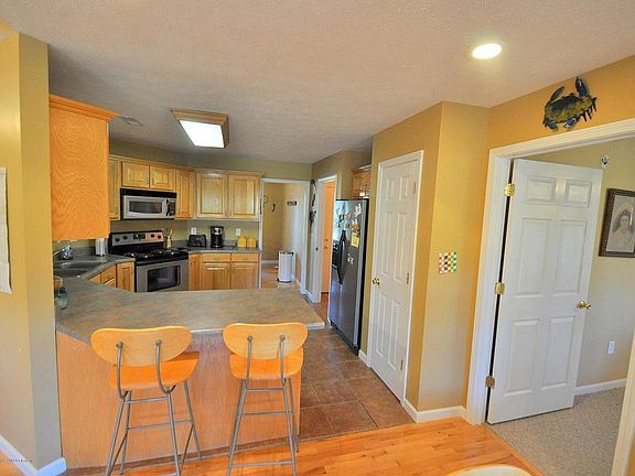Image 4: Kitchen