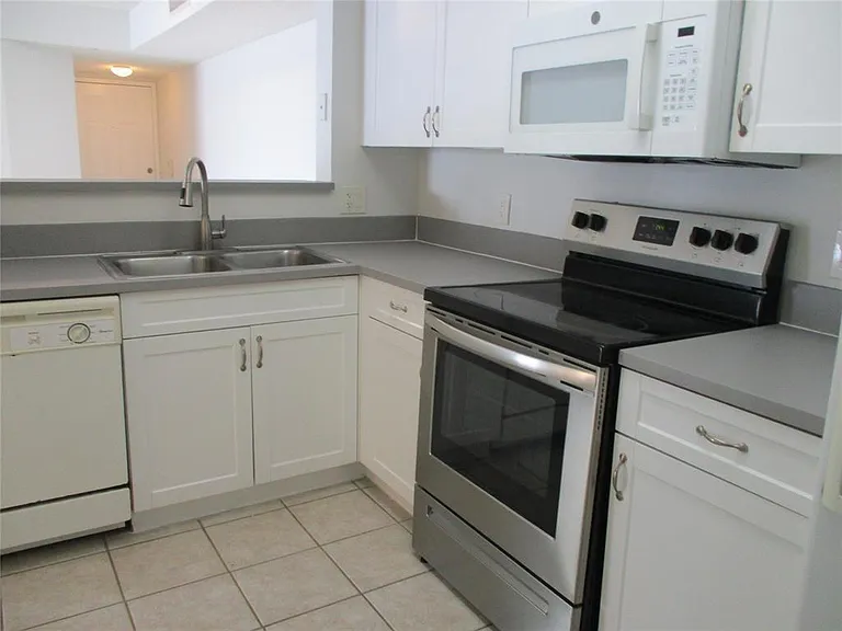 5045 Wiles Rd #206 — Photo 3
