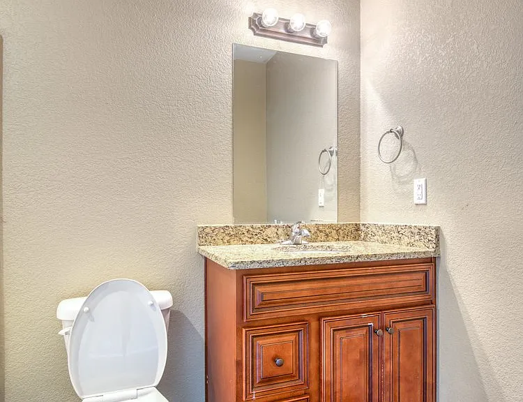 Full Bathroom End of Hallway
