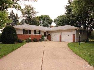 2845 W Sheffield Dr, Peoria, IL 61604