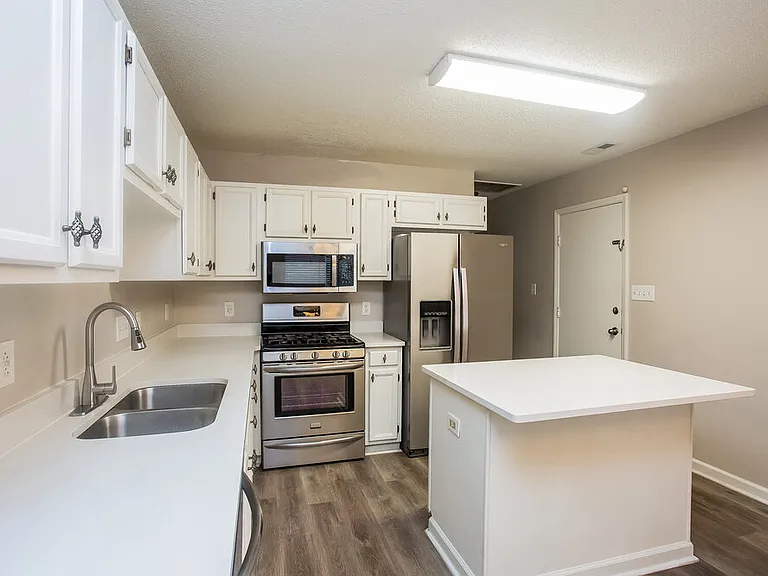 8908 Chesham Dr — Photo 8