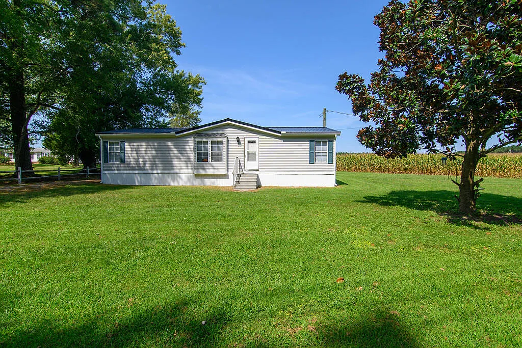 3 bed, 2.0 bath, 1440 sqft, $1,200 — Photo 1