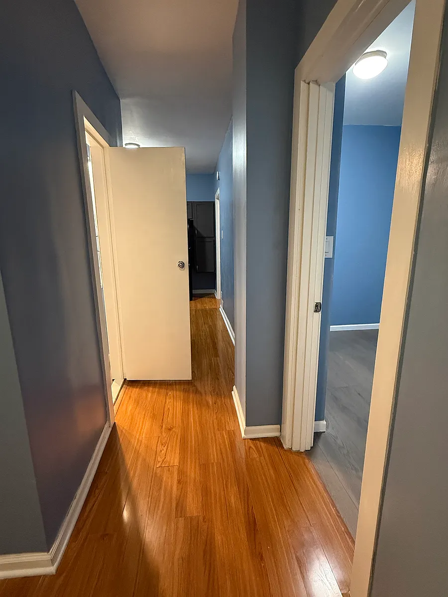 Building Photo - 1848 W 23rd St #1F