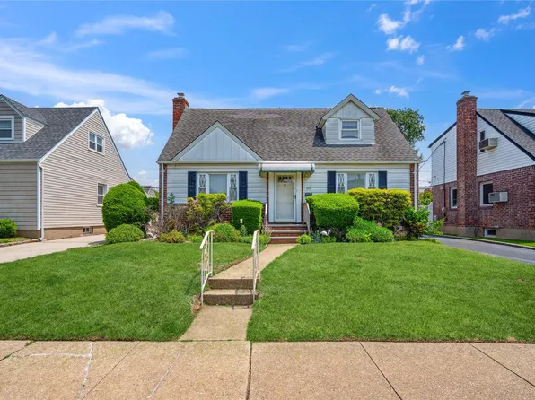 192 Whitehall Road S, Garden City South, NY 11530