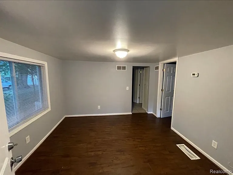20956 Rensselaer St — Photo 5