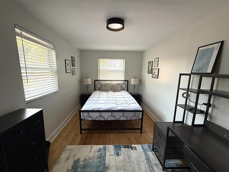 room 1 queen bed