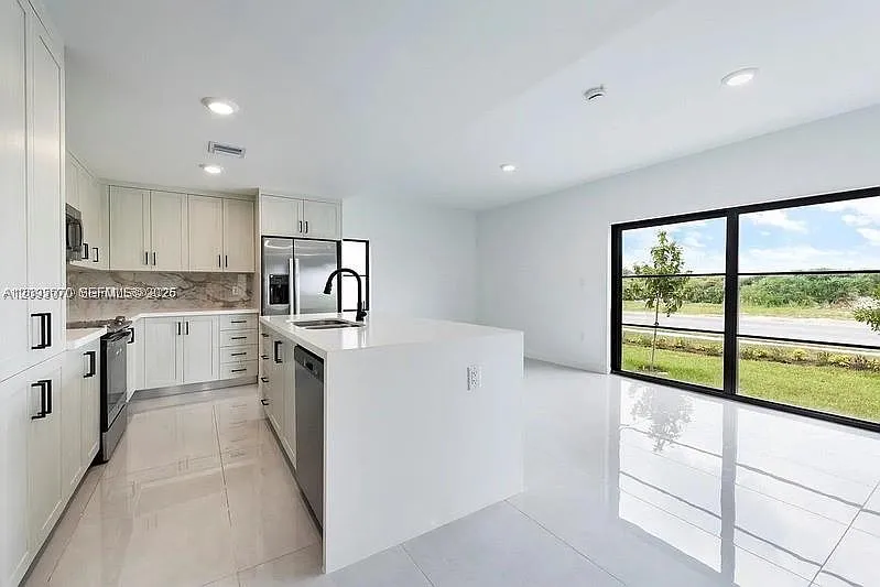 5 bed, 3.0 bath, 1810 sqft, $3,700 — Photo 3
