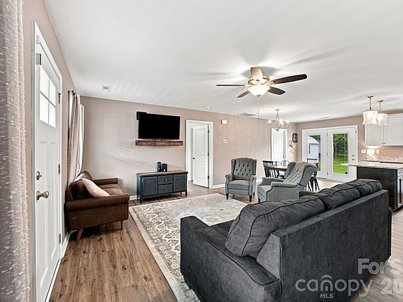 3rd image of 1879 Jetton Dr