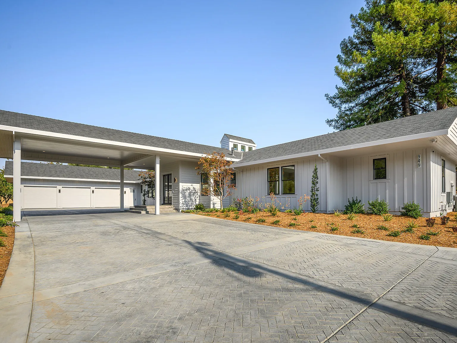 5 bed, 4896 sqft, $29,000 — Photo 2