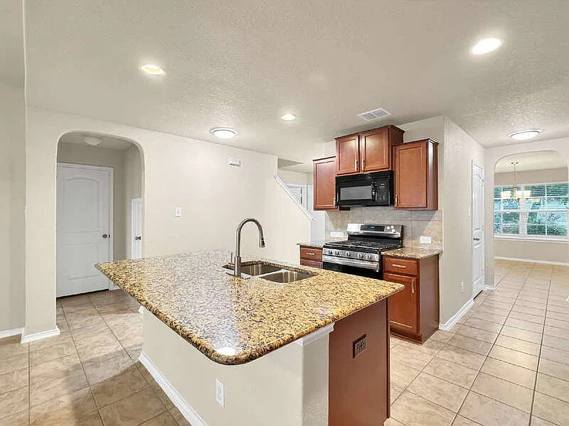 5 bed, 2.5 bath, 2638 sqft, $2,050 — Photo 1
