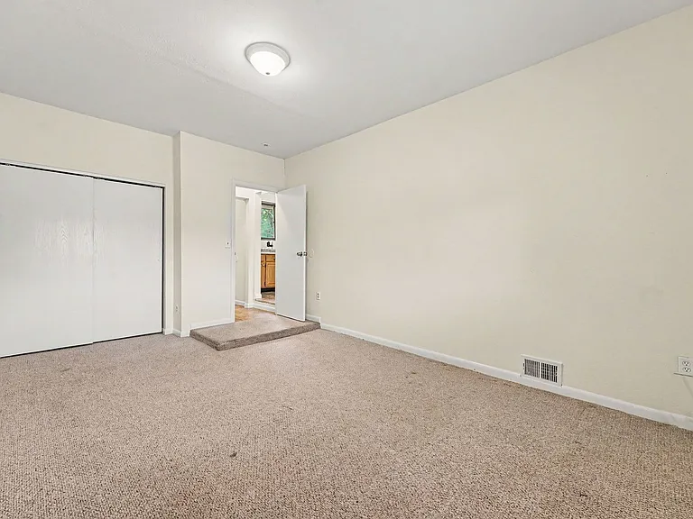 76 Newland Ct — Photo 14