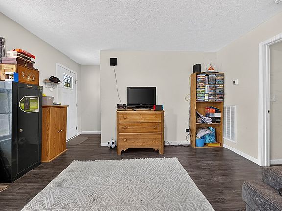 5th image of 658 W End St