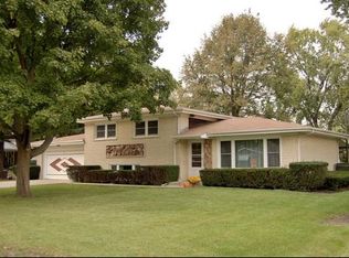 141 E Brookfield Ave, Mount Prospect, IL 60056