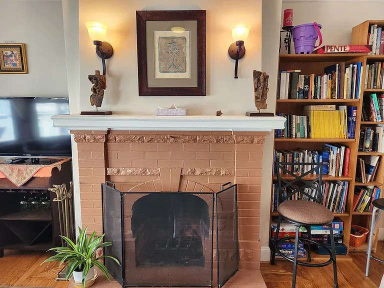 Spacious, sunny living room, plentiful comfortable seating (decorative fireplace)