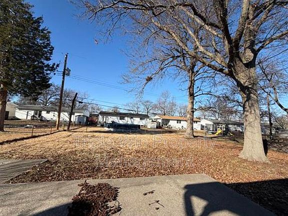 5th image of 1665 Queens Dr