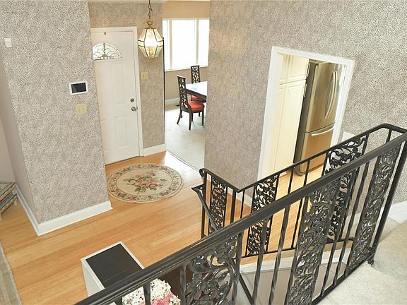 3rd image of 700 Gralee Ln S