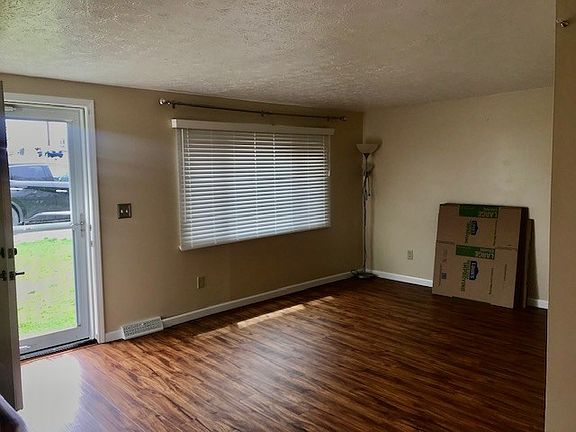 3rd image of 136 Wildwood Dr