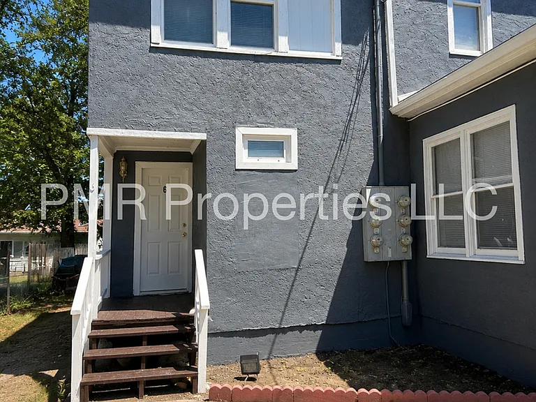 828 Avenue B — Photo 1