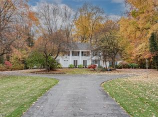 30 Old Farm Rd, Moreland Hills, OH 44022