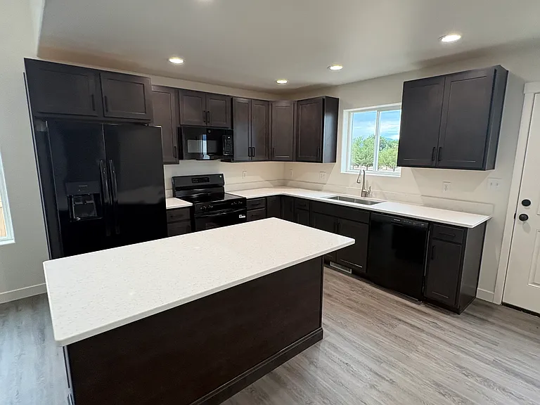 943 S Sweetwater Dr — Photo 5
