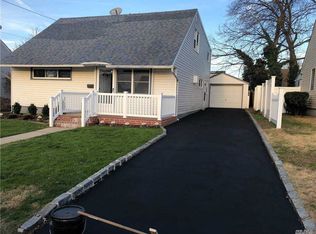 900 Mirabelle Ave, Westbury, NY 11590