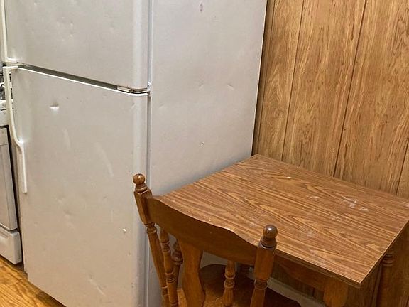 fridge / kitchen table & chair