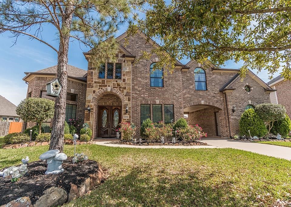 Beautiful and well maintained Westin Home in Pine Mill Ranch.  On a cul-de-sac lot that is over 13k sq. ft.