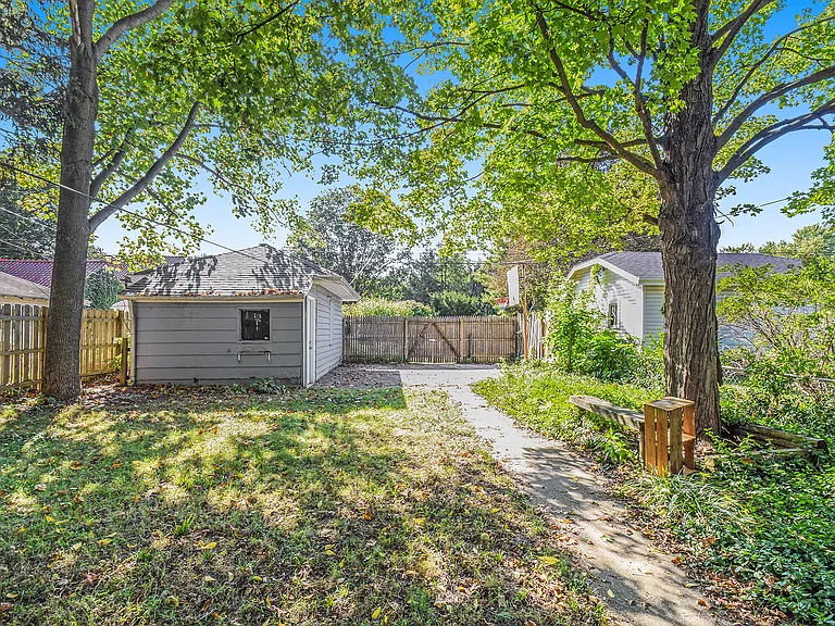 1933 Beverly Pl — Photo 13