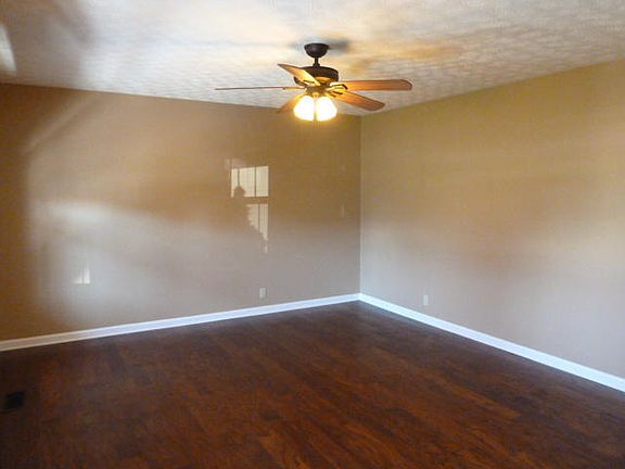 4th image of 942 N Meadows Blvd