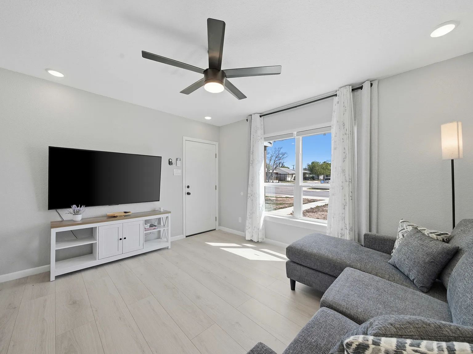 2 bed, 2.0 bath, 800 sqft, $1,275 — Photo 3