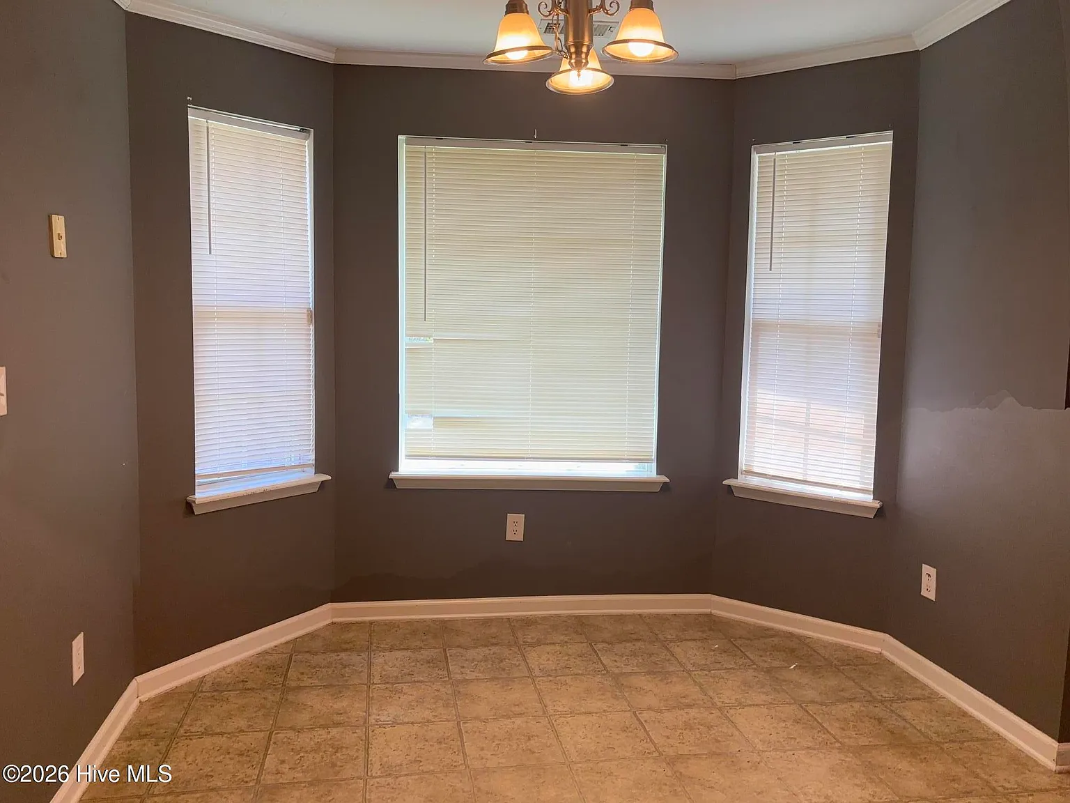 4 bed, 2.0 bath, 2251 sqft, $2,100 — Photo 3