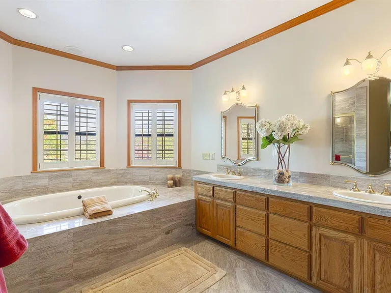 4300 Heritage Ln — Photo 19