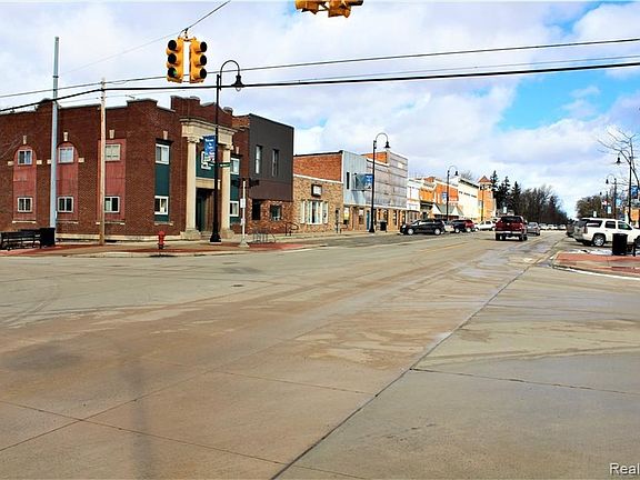 Close to Shops and Restaurants