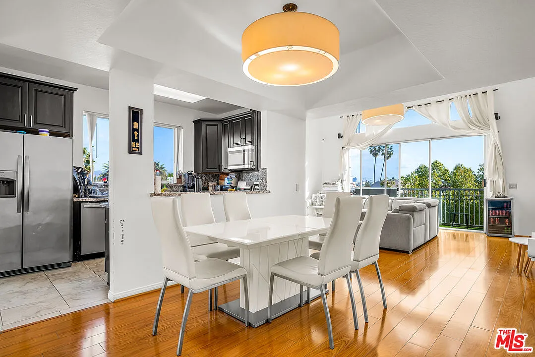 2 bed, 2.0 bath, 1200 sqft, $3,395 — Photo 4