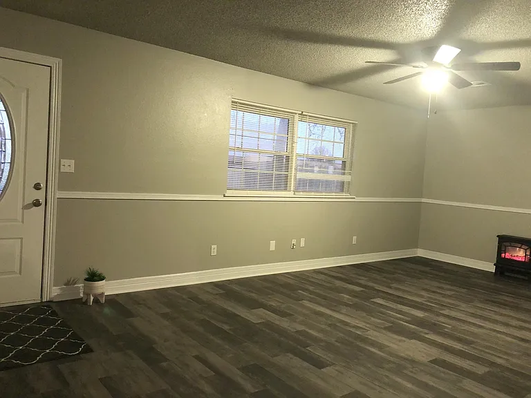 1203 E Pecan St — Photo 6