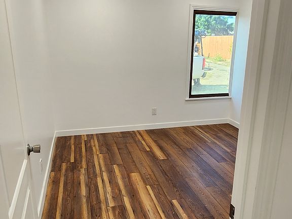 5th image of 808 Woodlawn St